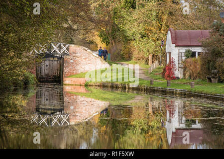 Otoño en el Stratford upon Avon Canal entre Lapworth y Lowsonford, Warwickshire, Inglaterra, Reino Unido. Foto de stock