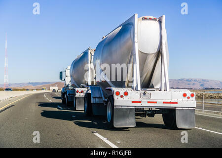 Conducción de camiones cisterna en la autopista Foto de stock