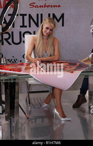 Ciudad de México, México. 10nov2018 - Sears Perisur Paris Hilton, presenta su fragancia Rush, Platinum y convive con sus fans en firma de autógrafos y fotografías. Foto: Francisco Morales/DAMMPHOTO Foto de stock