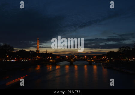 La Torre Eiffel por la noche captura Foto de stock