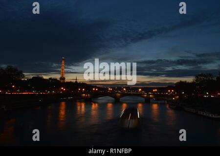 La Torre Eiffel por la noche captura Foto de stock