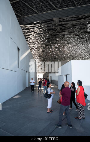 Turista visitando el Louvre Abu Dhabi, Emiratos Árabes Unidos Foto de stock