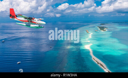 Vista aérea de un hidroavión acercando a la isla en las Maldivas. Maldivas playa de vista panorámica. Vista aérea de la isla de Maldivas, atolones y mar azul