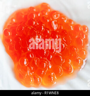 Rojo Salmón caviar en una pizarra. Vista superior Foto de stock