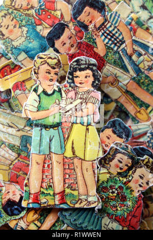 Picture Card viejo muchacho y muchacha figuras de papel Foto de stock
