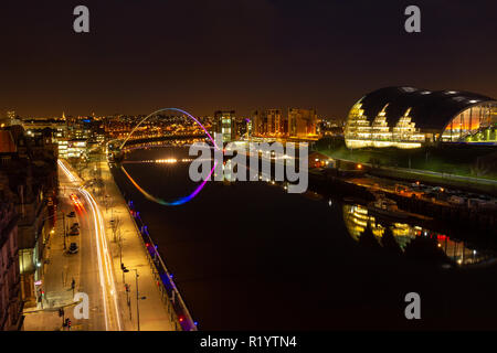 Newcastle upon Tyne/Inglaterra - 10 de febrero de 2014: el Puente del Milenio y Sage en la noche