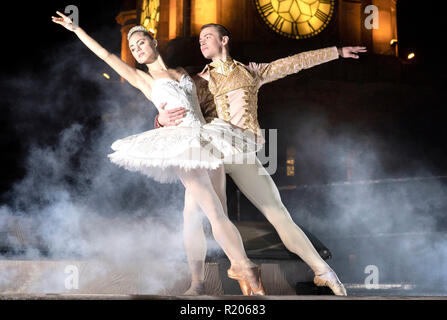 Cenicienta performance con bailarines de ballet escocés, Bethany  Kingsley-Garner, quien desempeña la Cenicienta y su Príncipe Encantador  Christopher Harrison, bailando en la azotea del Hotel Balmoral de Edimburgo  como el reloj se