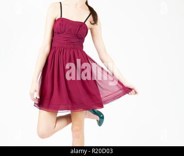 Modelo femenino vistiendo granate corto verano vestido con zapatos de tacón  de color verde azulado aislado sobre fondo blanco Fotografía de stock -  Alamy
