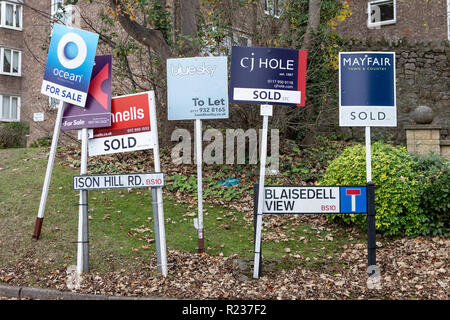 Agente inmobiliario para la venta signes fuera de pisos Foto de stock