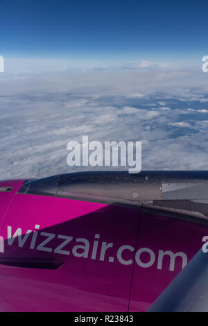 Un avión de la compañía aérea Wizzair volando por encima de las nubes. 15.05. 2018 Hungría Foto de stock