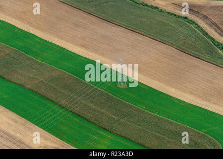 Vista aérea de las líneas de alimentación a través de la granja, Pennsylvania, EE.UU.