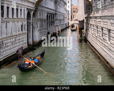 Tres góndolas en un canal de Venecia Foto de stock