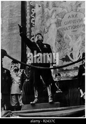 Benito Mussolini (1883 - 28 de abril de 1945) político italiano, periodista y dirigente del partido fascista Nacional aborda un rally 1933 Foto de stock