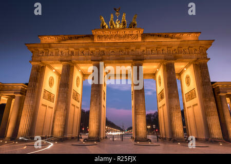 La Puerta de Brandenburgo es un 18th-century monumento histórico neoclásico situado al oeste de la Pariser Platz, en la parte oeste de Berlín. Foto de stock
