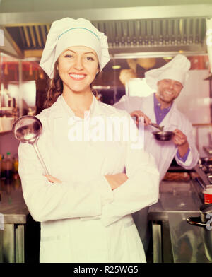 https://l450v.alamy.com/450ves/r25wg5/retrato-de-chef-hospitalario-con-sonriente-joven-hermosa-ayudante-de-cocina-en-el-bistro-r25wg5.jpg