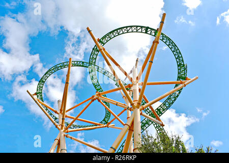 Orlando, Florida. 30 de octubre de 2018. Rollercoaster en colorido atardecer de fondo, en el área de International Drive (15). Foto de stock