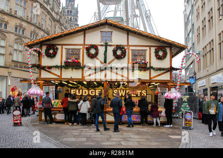 Fargate, Sheffield, South Yorkshire, Reino Unido. El 17 de noviembre de 2018. Mercado de Navidad y la noria de Fargate en Sheffield. Crédito: Alamy Live News Foto de stock