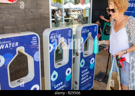 Mujer rellenar su botella de Sydney Water Street, instalaciones, Sydney, Australia Foto de stock