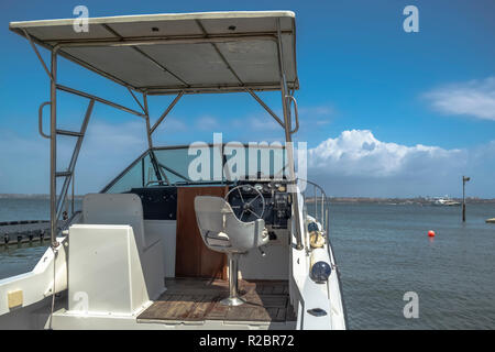 Vista exterior general del barco recreativo privado, estacionado en la playa, en la Isla de Mussulo, Angola Foto de stock