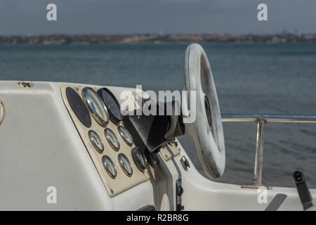 Vista detallada del panel de control en barco privado rotos, Angola Foto de stock