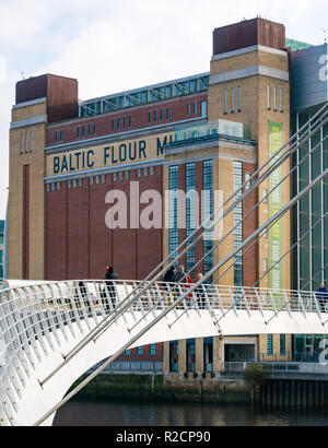 Molino de harina del Báltico ahora peatonal y el centro de exposiciones de arte Puente del milenio de Gateshead, Newcastle Upon Tyne, Inglaterra, Reino Unido.