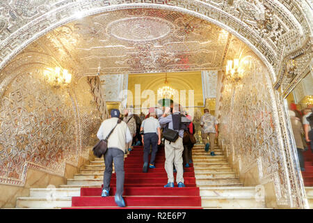 Teherán, Irán. Octubre 23, 2016 : turistas que ingresan al talar e Brelian Hall (brillante). Palacio Golestan. Foto de stock