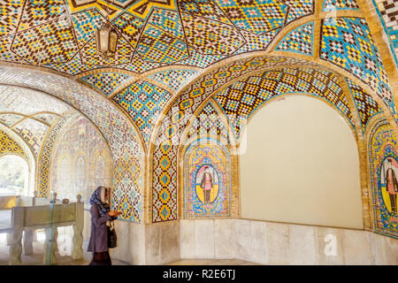 Teherán, Irán. Octubre 23, 2016 : arte mosaico interior dentro de Karim Khani Rincón. Palacio Golestan. Foto de stock