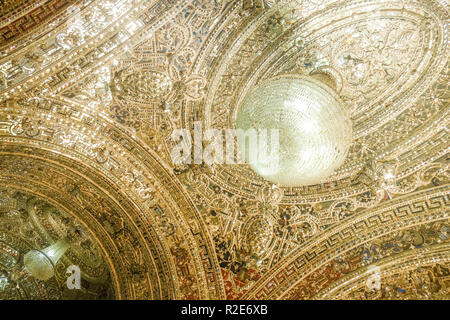 Teherán, Irán. Octubre 23, 2016 : trabajo de espejo de techo en la entrada de talar e Brelian Hall (brillante). Palacio Golestan. Foto de stock