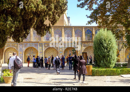 Teherán, Irán. Octubre 23, 2016 : Los turistas disfrutar visitando el Palacio Golestan. Foto de stock