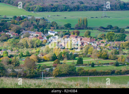 Vista aérea de la aldea y parroquia civil de Fulking en las laderas de los South Downs en Henfield, West Sussex, Inglaterra, Reino Unido. Foto de stock