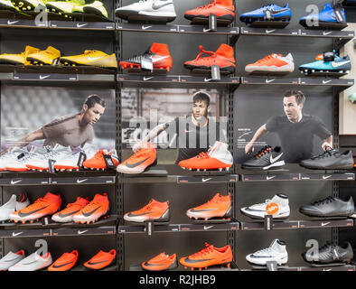 botas de fútbol de Nike muestran; Ronaldo, Neymar y Gotze Fotografía de stock - Alamy