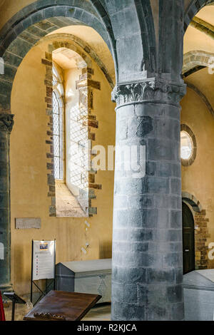 Vista interior de la famosa sacra de la abadía de San Michele, que está ubicado en el distrito de Piamonte, Italia Foto de stock