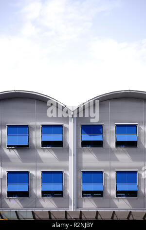 Hierro Corrugado moderna fachada de un edificio residencial con filas de ventanas y toldos en frente de las ventanas,