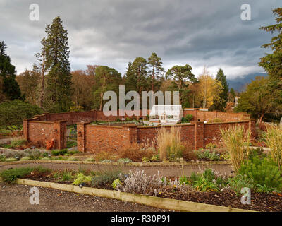 El precioso jardín amurallado en Lingholm cerca Portinscale en el Lake District National Park Foto de stock