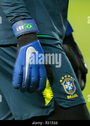 Milton Keynes, Reino Unido. 20 Nov 2018. Nike guantes de portero Alisson (Liverpool) de Brasil mostrando AB1 y brasileña durante partido internacional entre Brasil y Camerún en stadium:mk,