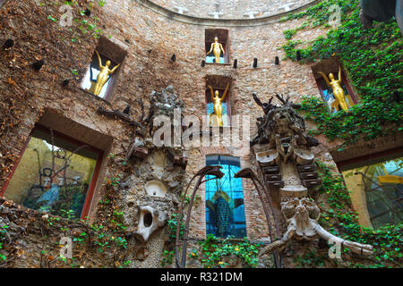Figueres, España - Junio 17, 2014: Fragmento del patio principal en Dalí Teatro - museo, inaugurado el 28 de septiembre de 1974, y alberga la mayor Foto de stock