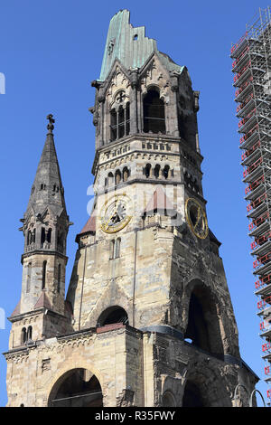 Campanario de la Iglesia Memorial Kaiser Wilhelm en Berlín. Foto de stock