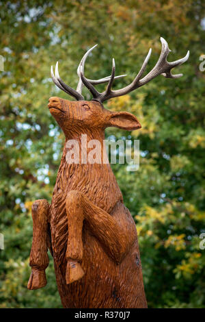 Ciervo rojo tallado escultura de madera en Port Road en Killarney, Condado de Kerry, Irlanda Foto de stock