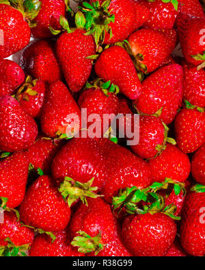 Fresas rojas maduras y frescas sobre vasija de greda