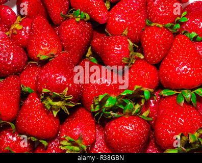 Fresas rojas maduras y frescas sobre vasija de greda