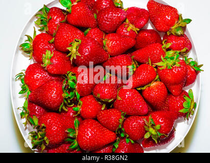 Fresas rojas maduras y frescas sobre vasija de greda