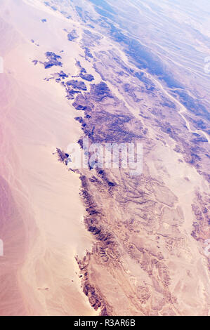 Patrón de cursos de agua secos en el desierto Foto de stock