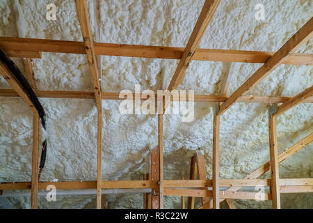 Instalación de poliurea espuma aislante térmico bajo el techo de paneles de  lana y tablones de madera Fotografía de stock - Alamy