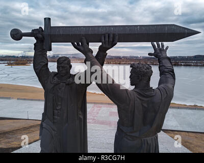 Vista aérea; drone delantero-trasero de un monumento situado en la ciudad  de Magnitogorsk, primera parte del tríptico dedicado a la segunda guerra  mundial; industr Fotografía de stock - Alamy