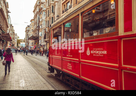 Nostálgico tranvía rojo retro en la famosa calle Istiklal. Estambul, Turquía - 13 de noviembre de 2018. Foto de stock