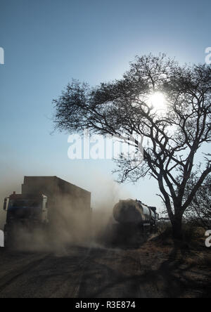 Los camiones que entran desde el puerto de Djibouti en una carretera polvorienta, Oromia, Awash, Etiopía