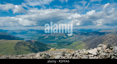 Cumbre y ridge opiniones de Glencoe mirando al occidente en un día de verano con el cielo azul y esponjosas nubes