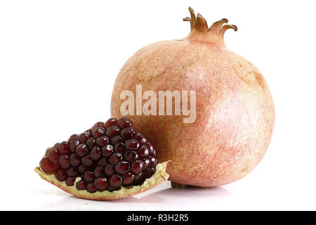 Fruta granada aislado sobre fondo blanco. Foto de stock