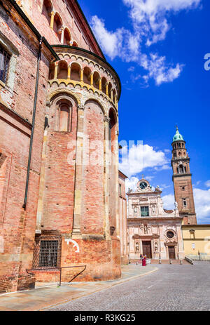 Parma, Italia - Piazzale San Giovanni. Iglesia de San Giovanni Evangelista con fachada de estilo barroco.