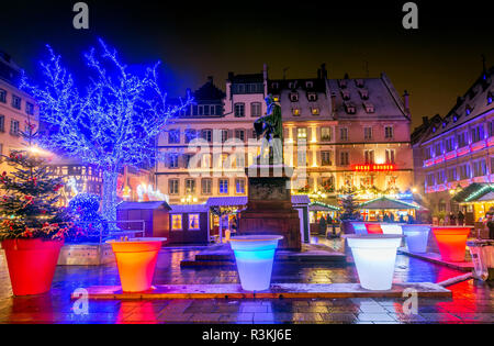 Estrasburgo, Francia - 31 de diciembre de 2017. Lugar Gutenberg mercado navideño en Capitale de Noel, Alsacia. Foto de stock